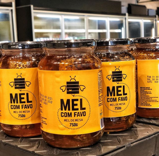 O mel com favo é produção do próprio mercado (Foto: Reprodução/Instagram)