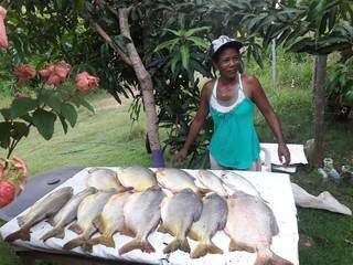 Neguinha expõe os pacus à venda no seu quintal (Foto: Reprodução/Facebook)