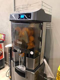 Máquina para fazer suco de laranja na hora (Foto: Thailla Torres)