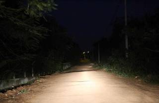Trecho escuro de rua no Santo Eugênio onde motorista foi vítima de ladrões é chamado de &#34;Buracão&#34; pelos moradores. (Foto: Paulo Francis)