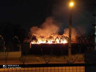 Foto do incêndio feita da Rua João Garcia Carvalho Filho.(Foto: Direto das Ruas)