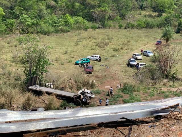 Caminhão cai em ribanceira e douradense morre na Serra de Maracaju