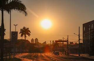 Por volta das 6h, o sol já brilhava forte na região da Avenida Fernando Corrêa da Costa (Foto: Henrique Kawaminami)
