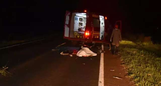 Moticiclista invade pista contrária e morre depois de bater em carreta