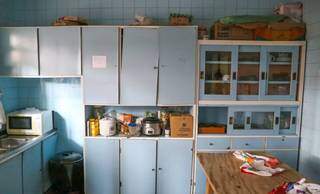 Cozinha pode até ser azul, mas o arroz é branquinho mesmo. Observe bem no fundo, ao centro, as duas panelas elétricas próprias para o cozimento do famoso &#34;soltinho&#34; (Foto: Paulo Francis)