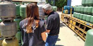 Agentes do Procon-MS e da Polícia Civil fiscalizaram quatro depósitos de revenda de gás. (Foto: Divulgação/Procon)
