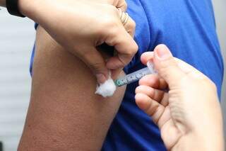 Vacinação em posto de saúde em Campo Grande (Foto: Henrique Kawaminami)