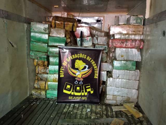 Carreta que seguia para SC &eacute; apreendida com 3,2 toneladas de maconha na BR-163