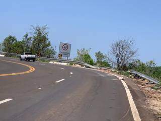 Caminhão caiu em uma curva da BR-060, na Serra de Maracaju (Foto: Direto das Ruas)