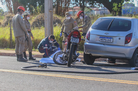 Motociclista morre em acidente envolvendo carro e motorista foge 