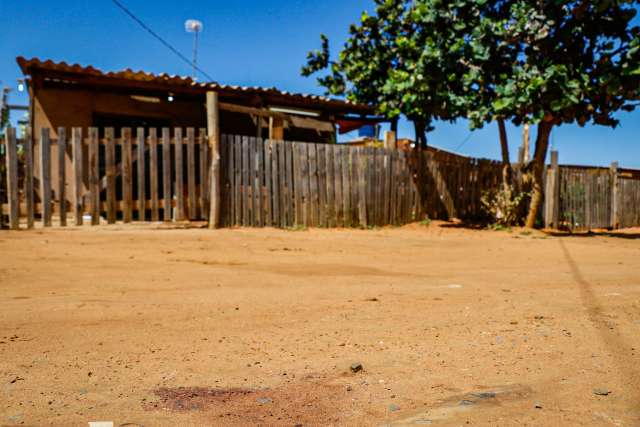&ldquo;Mais de 10&rdquo; disparos, dizem vizinhos sobre troca de tiros e morte por ci&uacute;mes