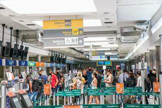 Passageiros aguardam para despachar bagagem no aeroporto da Capital (Foto: Henrique Kawaminami)