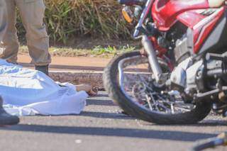 Vítima caiu perto da motocicleta e morreu no local de acidente, no Bairro Estrela do Sul. (Foto: Marcos Maluf)
