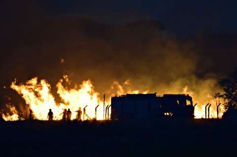 Bombeiros combatem incêndio próximo do pátio do Detran da Capital