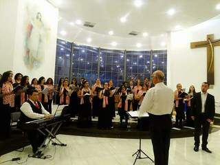 Apresentação do Coro de Câmara da UFMS, a qual a cantora também faz parte, em igreja da Capital (Foto: Arquivo Pessoal)