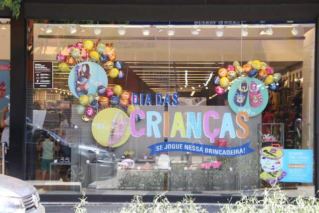 Campo-grandense vai &agrave;s ruas e j&aacute; compra presente para as crian&ccedil;as