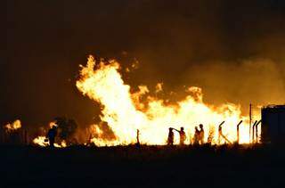 Bombeiros tentam conter as chamas (Foto: Vinicius Santana/Direto das Ruas)