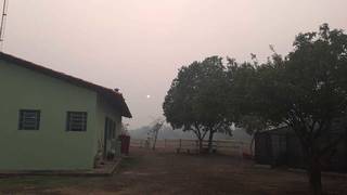Imagem de hoje cedo, mosra fumaça e fuligem cobrindo toda região da Serra do Amolar, inclusive propriedades rurais e encobrindo o sol. (Foto: Ângelo Rabelo)