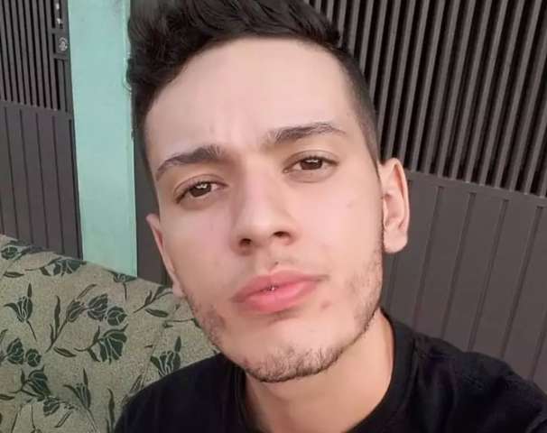 Jovem de 22 anos morre ao perder controle de moto e atingir &aacute;rvore 