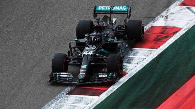 Hamilton faz volta mais r&aacute;pida e larga na frente no GP da R&uacute;ssia