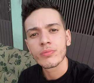 Jovem de 22 anos morre ao perder controle de moto e atingir &aacute;rvore 