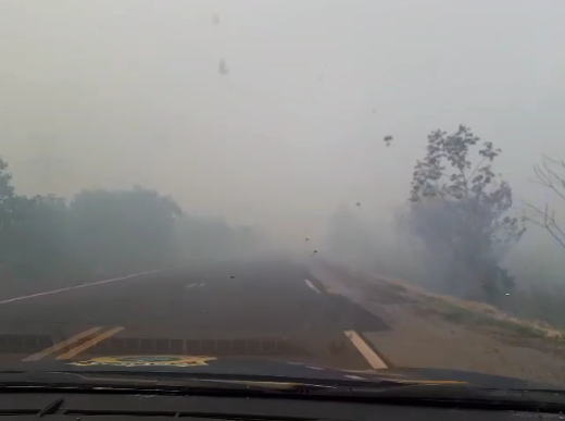 Tr&aacute;fego por rodovia que foi tomada por fuma&ccedil;a &eacute; liberado ap&oacute;s 6h de interdi&ccedil;&atilde;o