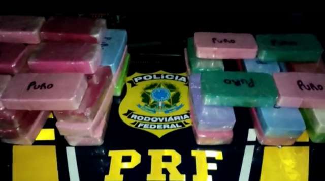 Casal em Land Rover &eacute; preso com 100 kg de coca&iacute;na, avaliada em R$ 4,3 milh&otilde;es