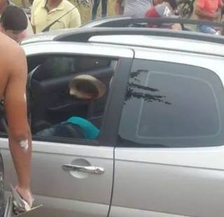 Ataque de pistoleiros a ve&iacute;culo deixa dois mortos na fronteira 