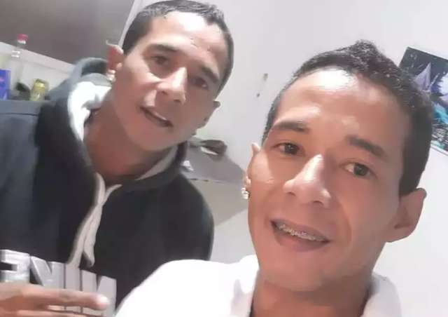 Pol&iacute;cia suspeita que alvo de atiradores era s&oacute; um dos g&ecirc;meos executados