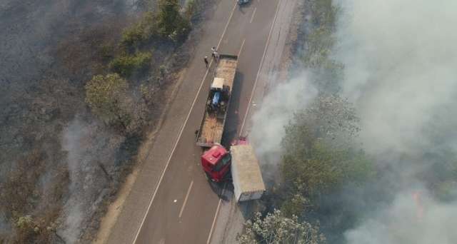 No meio da fuma&ccedil;a, acidente entre carretas mata uma pessoa na BR-262