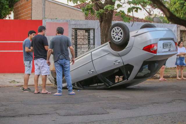 Mulher bate em &aacute;rvore e capota duas vezes em rua da Vila Sobrinho 