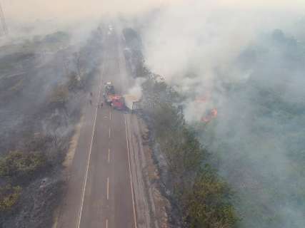 Impressionante: fumaça de queimadas toma rodovia no Pantanal