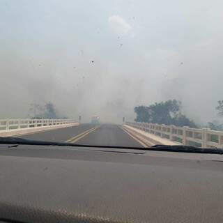 Fumaça comprometia a visibilidade pelo trecho da rodovia, nesta manhã (27). (Foto: PRF)