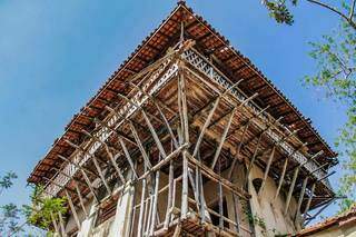 Casa tem estrutura de madeira curiosa. (Foto: Silas Lima)