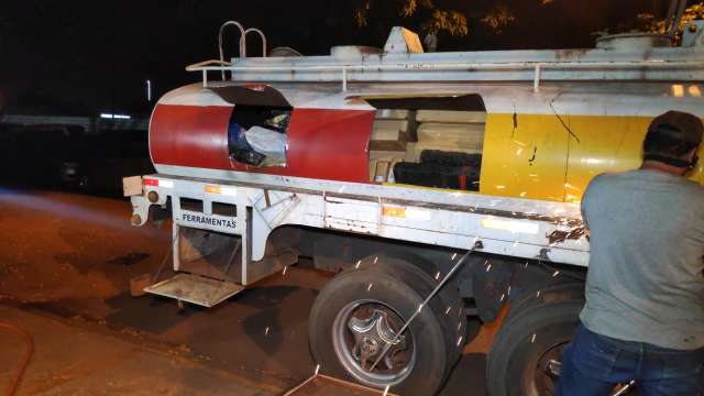 Bombeiros serram tanque de caminh&atilde;o para retirar carregamento de maconha 
