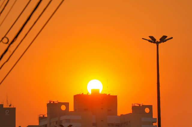 Semana come&ccedil;a com calor&atilde;o de 44&ordm;C, mas Inmet refor&ccedil;a alerta de tempestade 