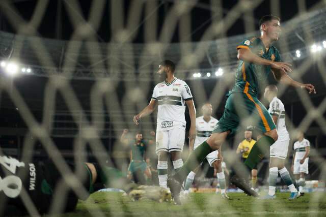 Mesmo desfalcado, Fluminense faz 4 a 0 no Coritiba e reage no Brasileir&atilde;o