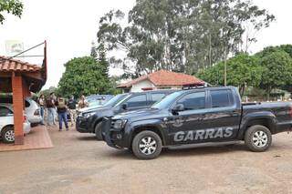 Equipes do Garras participam pelas buscas pelos suspeitos (Foto: Paulo Francis)