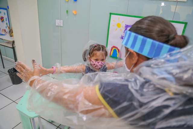 Com capa, professora e alunos t&ecirc;m dia para abra&ccedil;ar e matar a saudade