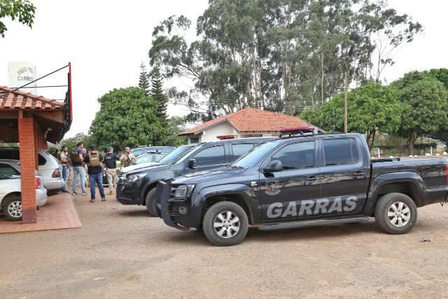 Durante buscas por assaltantes, pol&iacute;cia recupera dinheiro e armas 