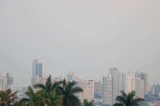 De outro ângulo, imagem mostra que Campo Grande amanheceu encoberta por fumaça (Foto: Henrique Kawaminami)