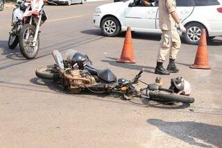 Com a colisão, uma das rodas da moto foi arrancada (Foto: Kisie Ainoã)
