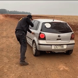 Carro furtado em 2015 é apreendido com maconha e motorista preso por tráfico