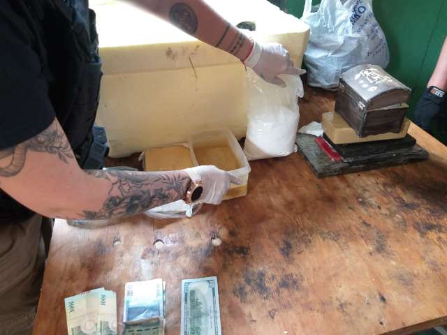 Pol&iacute;cia desmonta laborat&oacute;rio de refino de coca&iacute;na na fronteira