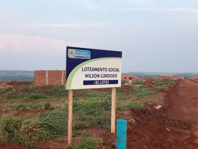 Candidato &agrave; reelei&ccedil;&atilde;o, prefeito doa terrenos em loteamentos irregulares