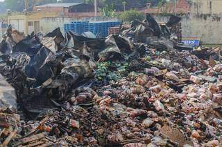 Amontoado de produtos parcialmente queimados no Atacadão (Foto: Henrique Kawaminami)