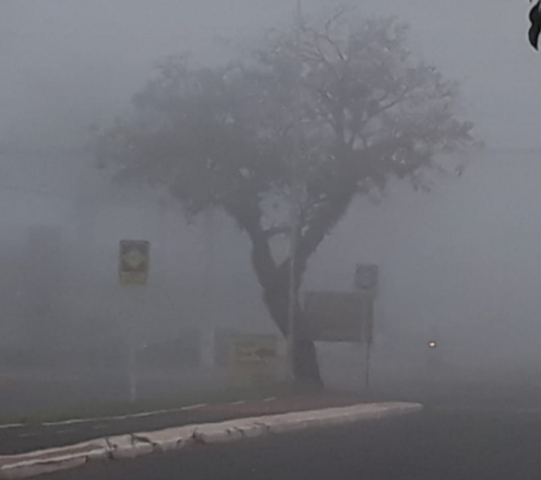 Nevoeiro encobre c&eacute;u e derruba temperatura em Ponta Por&atilde; 