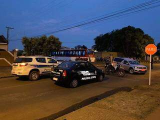 Perícia da Polícia Civil no local onde houve o grave acidente. (Foto: Eliton Chaves/ Fatos MS)