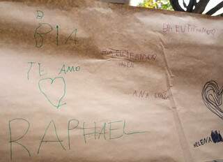 &#34;Bia, te amo, assinado Raphael&#34;, diz esta mensagem do pequeno (Foto: Paulo Francis)