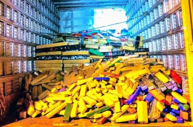 Carga de maconha encontrada em caminh&atilde;o-tanque pesou 9,6 toneladas